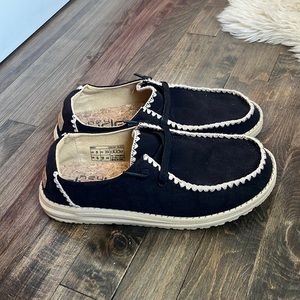 Women’s size 8 hey dudes